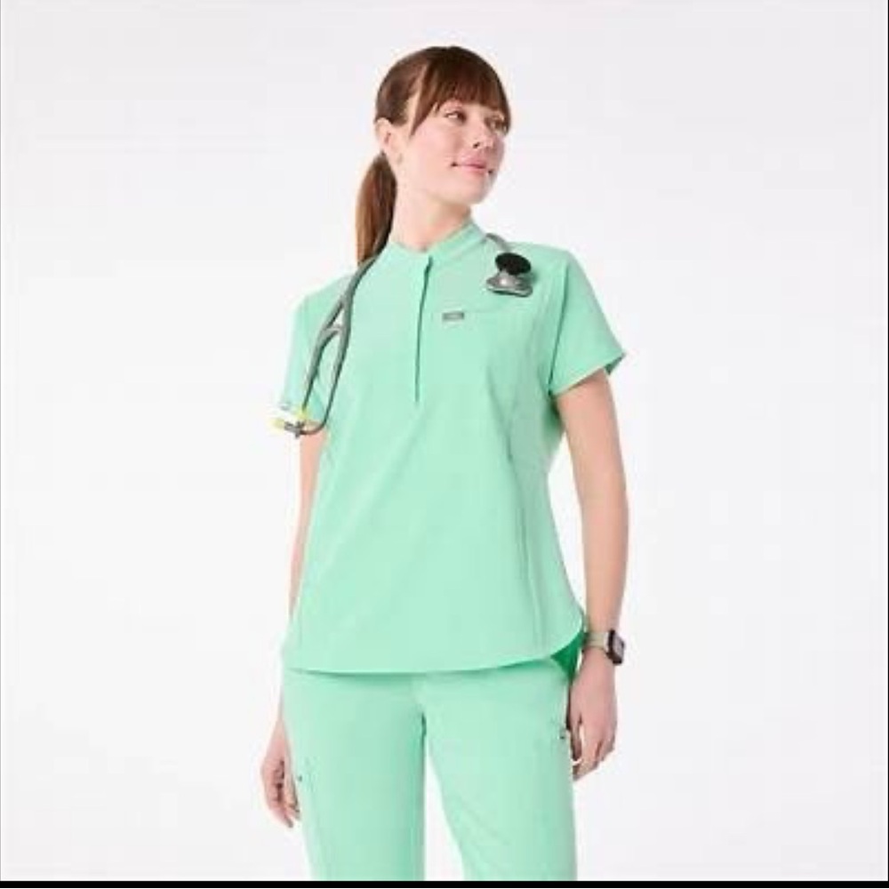 Figs Mariner Montex Mock Neck Scrub Top Small